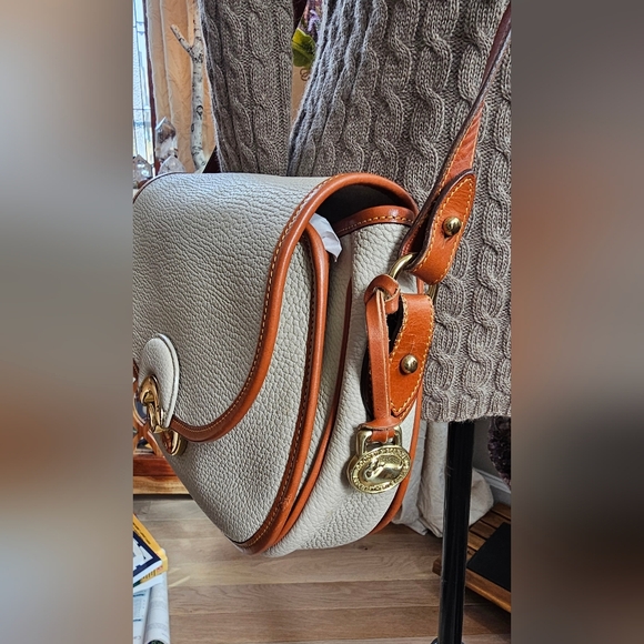 Dooney & Bourke Shoulder Bag- Like New - Picture 4 of 16